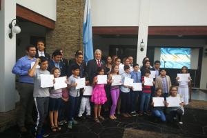 Quienes prometieron lealtad a la bandera, con su certificado.